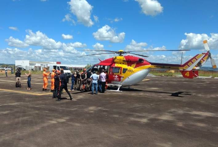 #Atualização - Helicóptero com doses da Coronavac para a região pousa em Ponte Nova