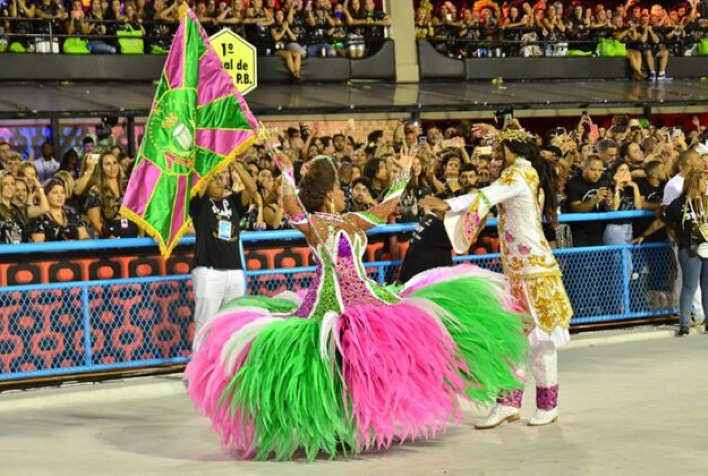 Viçosenses apresentam samba em concurso na Mangueira