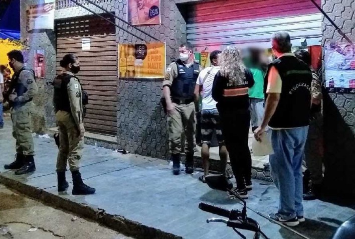 Polícia Militar e Prefeitura de Viçosa interditam bar no bairro Amoras