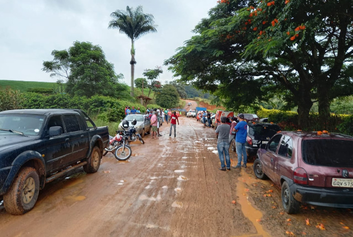 Manifestação em Paula Cândido cobra asfalto para a MG-280