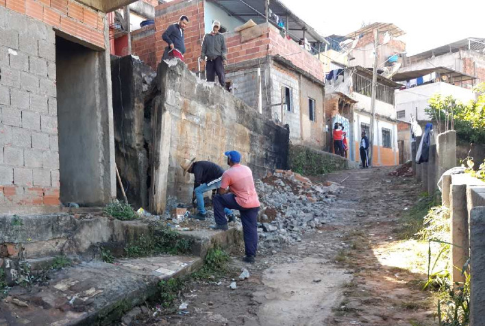 Defesa Civil derruba muro no bairro São Sebastião