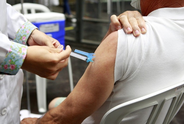 Ministério Público move ação em desfavor a casal que tomou três doses de vacina contra Covid