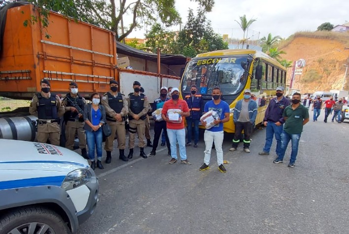 PM auxilia na distribuição de cestas básicas em Ponte Nova