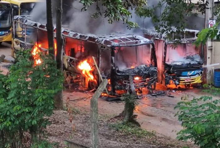 Leia a carta deixada por bandidos que queimaram ônibus em Muriaé