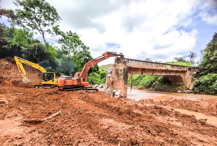 Prefeitura inicia construção da ponte do Silvestre