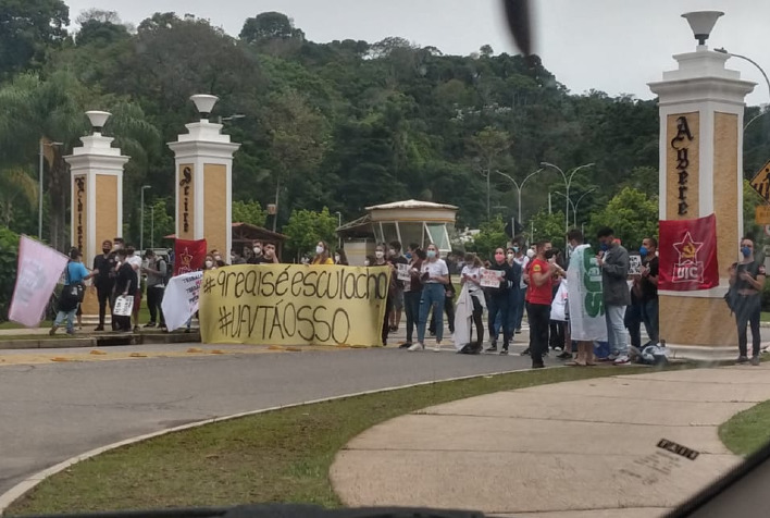 Estudantes da UFV protestam contra proposta de aumento do RU