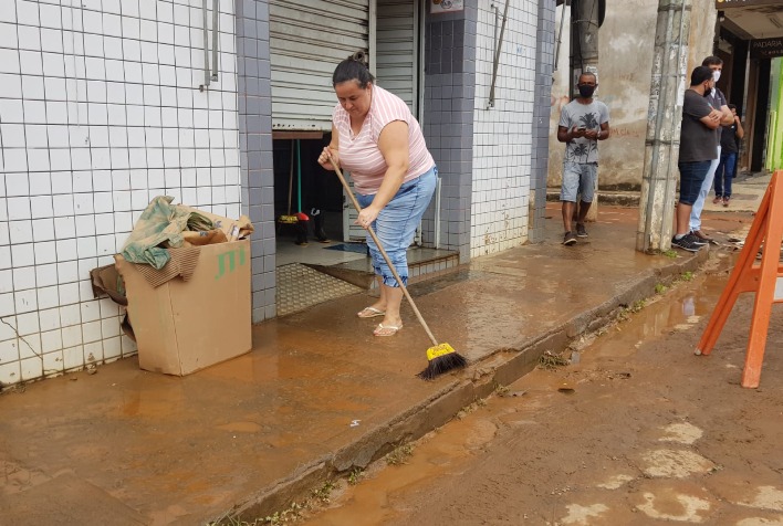 Córrego transborda e causa prejuízos no centro de Viçosa