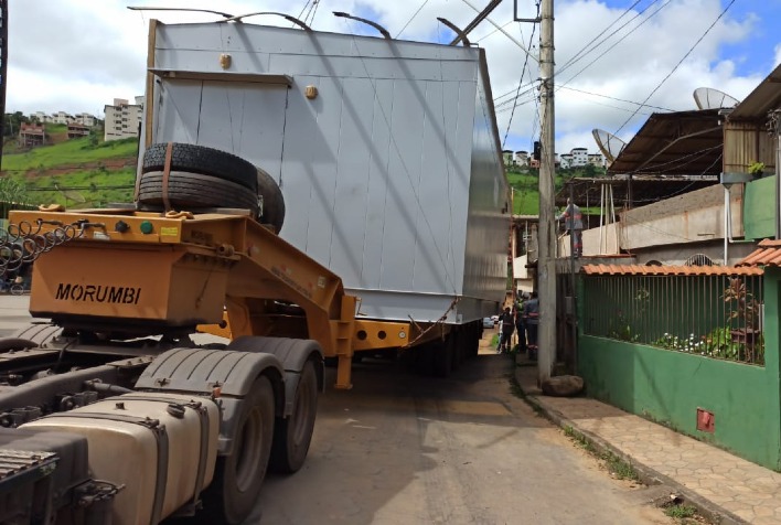 Carreta com subestação da Cemig encalacrada na entrada dos Marques