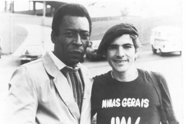 Viçosense Zé do Pedal guarda foto que fez com o rei Pelé em 1984