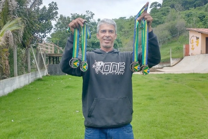 Zé Pedro recebe medalha de honra por suas conquistas no BMX