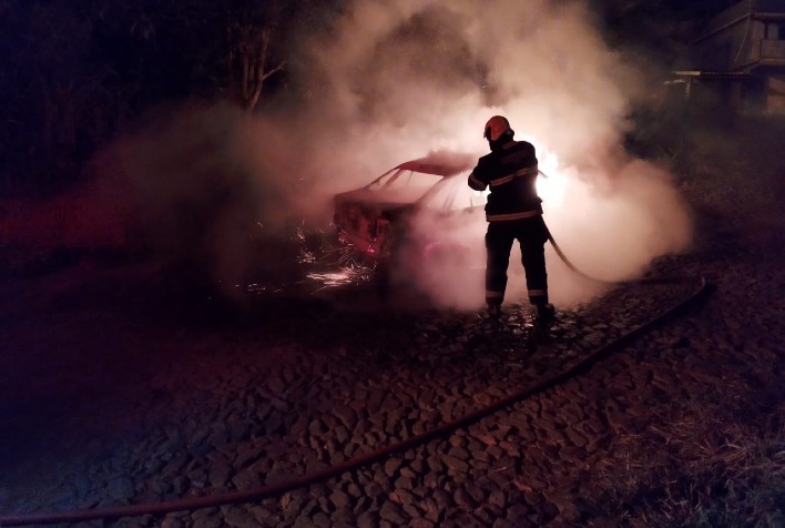 Carro é incendiado em Teixeiras