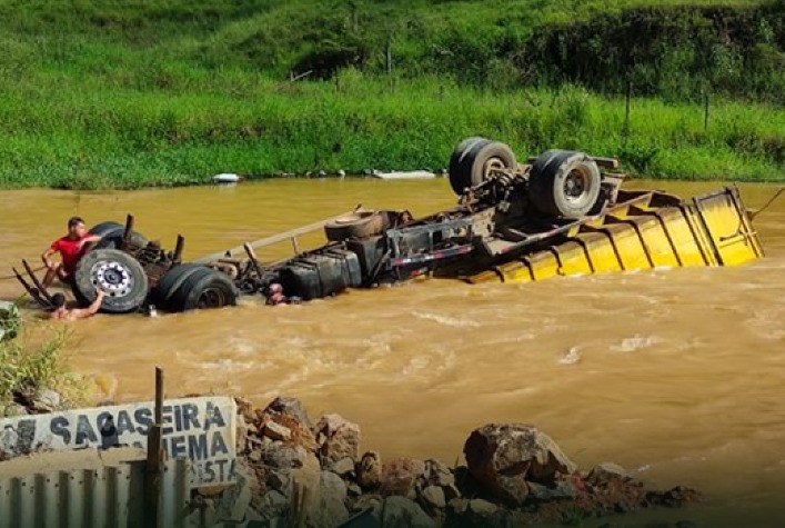 Dois acidentes consecutivos deixa um caminhoneiro morto na ponte da Embaúba