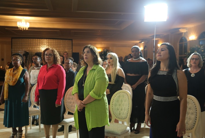 Vereadores prestam homenagem a mulheres