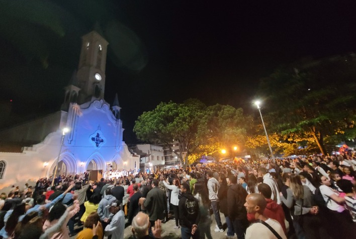 Milhares de fiéis acompanham procissão da padroeira de Viçosa