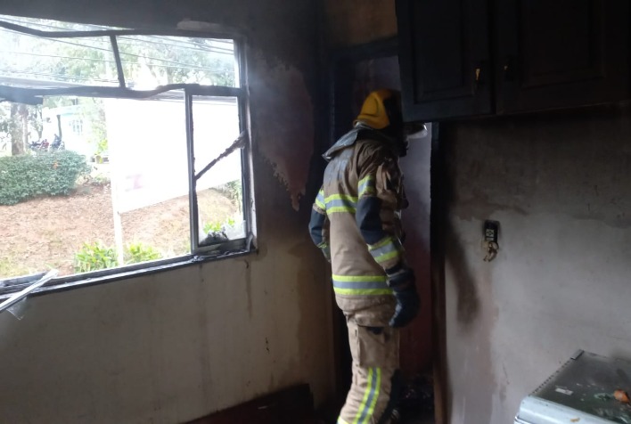 Bombeiros combatem incêndio em residência próxima ao HSJB