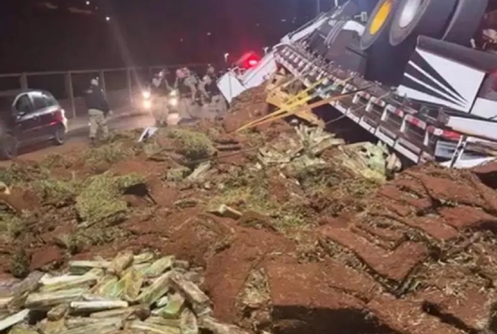 Caminhão com mais de 1 tonelada de maconha tomba em frente ao Batalhão da PM em Juiz de Fora