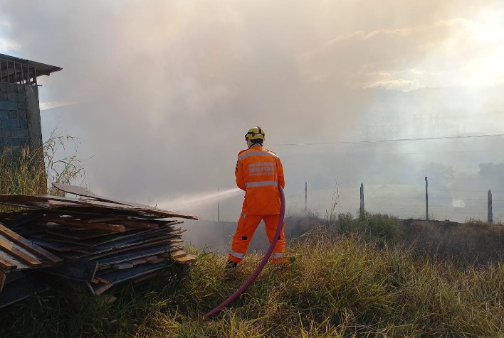 Bombeiros combatem incêndio no bairro Boa Vista