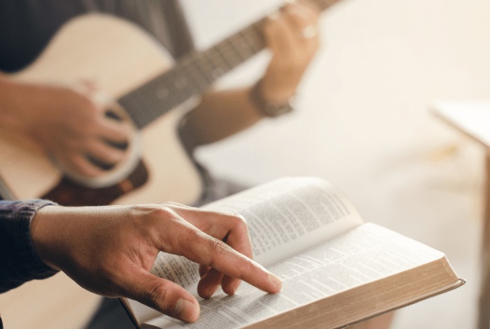Justiça nega vínculo de emprego entre cantores de cultos e igreja evangélica em BH