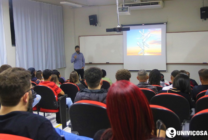 Calouros da Univiçosa são recebidos com aula magna e atividades de integração