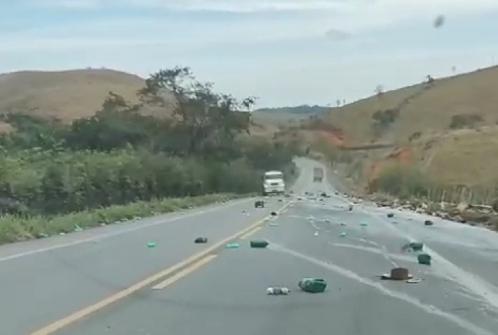 VÍDEO: Caminhão sem freio bate e perde a carga na serra de São Geraldo