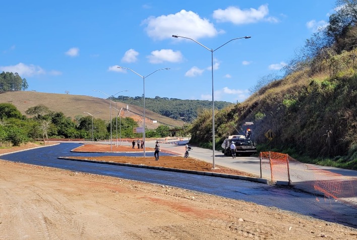 Prefeitura asfalta trevo de acesso à Violeira
