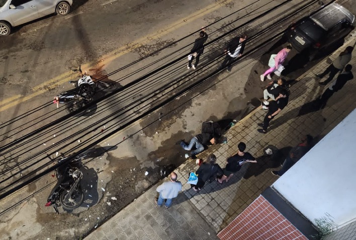 Câmera flagra colisão entre motos na rua Alberto Pacheco