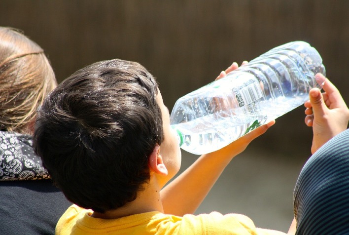 Onda de calor e baixos índices de umidade relativa do ar representam risco à saúde de idosos e crianças