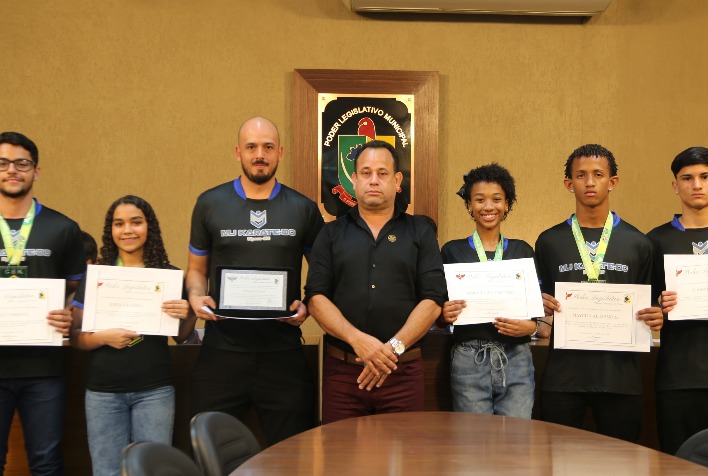 Campeões do Brasileiro de Karatê são homenageados na Câmara