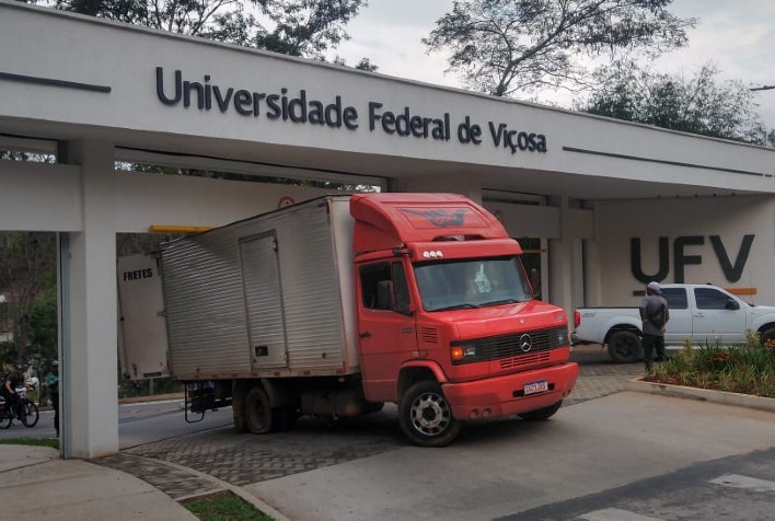 Motorista desatento prende caminhão em portal da UFV