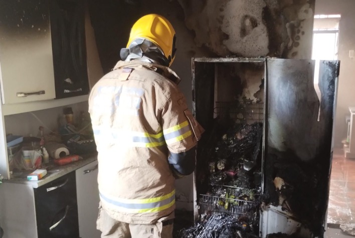 Bombeiros combatem incêndio em apartamento no Silvestre