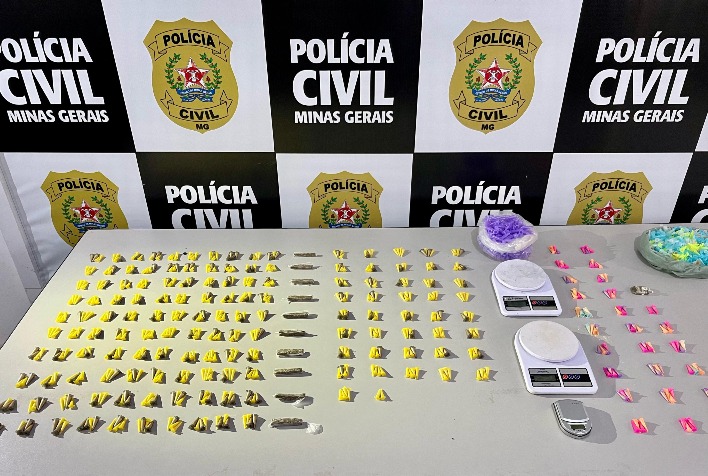 Quatro pessoas são presas e 700 pinos de cocaína apreendidos em Ubá