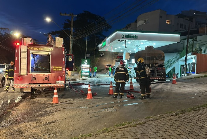 Viçosa: caminhão tanque pega fogo durante abastecimento em posto de gasolina