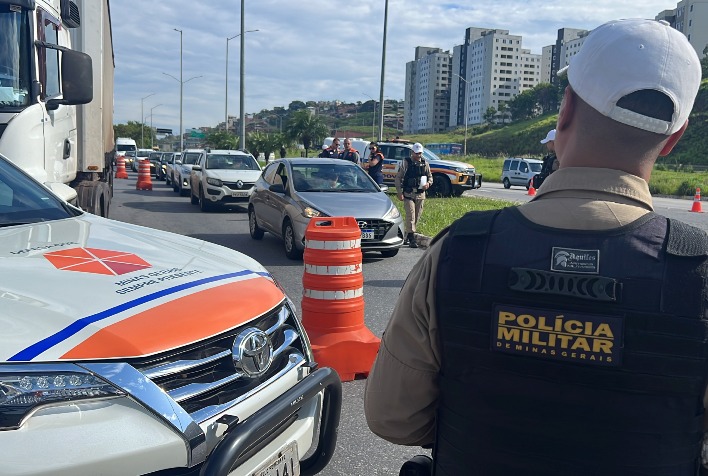 Forças de segurança de Minas orientam motoristas para evitar acidentes nas estradas no período chuvoso