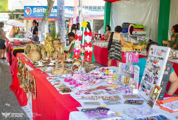 Praça Silviano Brandão tem Feira Natalina de Artesanato até dia 23