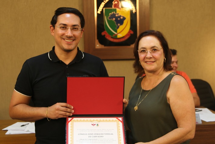 Vereadora presta homenagem ao Cônego José Geraldo Vidigal