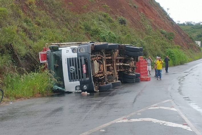 Caminhão com carga de frangos tomba no trevo da reciclagem em Viçosa