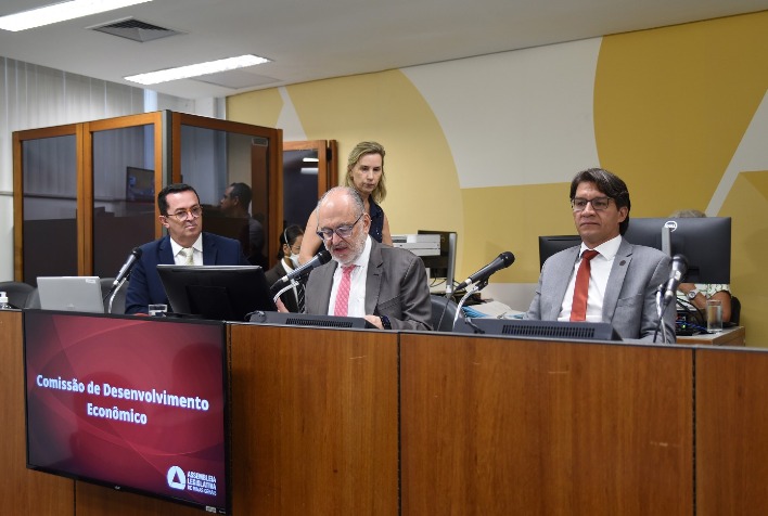 Roberto Andrade dá parecer favorável a projeto de lei que regulamenta serviços de controle de pragas urbanas