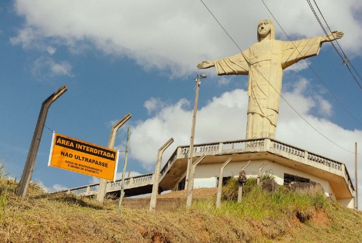 Isaviçosa reinstala faixas de interdição da estátua do Cristo