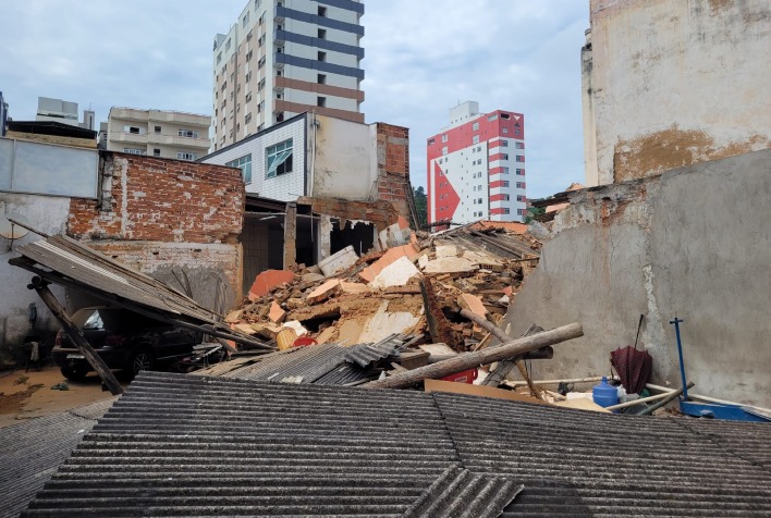 Casa abandonada desaba e causa prejuízos a vizinhos na rua Francisco Machado