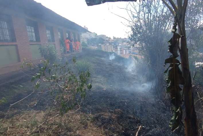Bombeiros combatem incêndio em vegetação nos fundos da Escola Santa Rita de Cássia