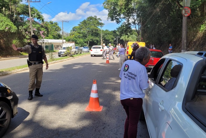 Viçosa abre Maio Amarelo com blitz educativa na Castelo Branco