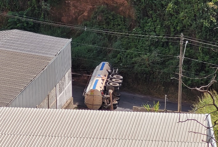 Continuam os trabalhos para retirada da carreta de combustíveis que tombou na Conceição