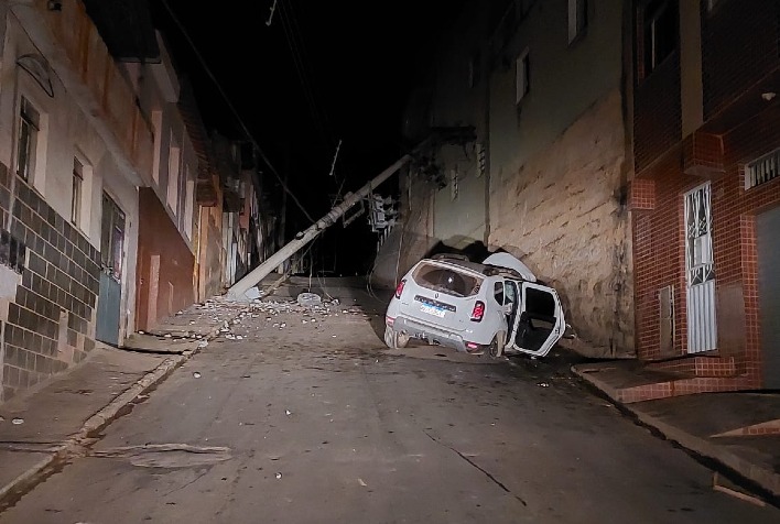 Carro com oito ocupantes e motorista alcoolizado atinge poste em Paula Cândido