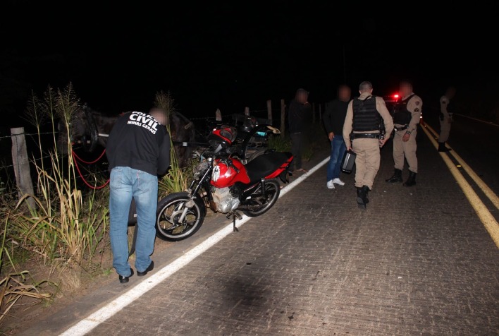 Quatro pessoas ficam feridas em acidente entre moto e charrete na Piúna