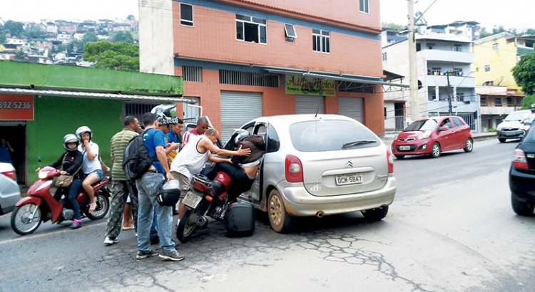 Motoqueiros feridos em três acidentes em Viçosa