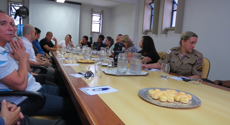 Reunião discute segurança na UNIVIÇOSA