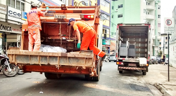 Chorume continua emporcalhando as ruas da cidade