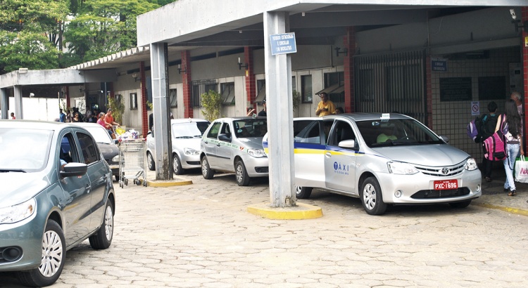 Prefeitura de Viçosa discute medidas contra taxistas ilegais