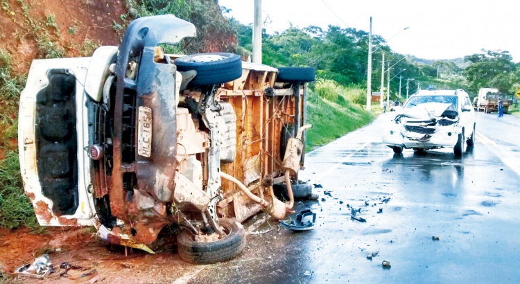 Dois capotamentos na BR-120