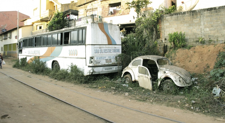 Carros abandonados pela cidade viram focos de Aedes aegypti